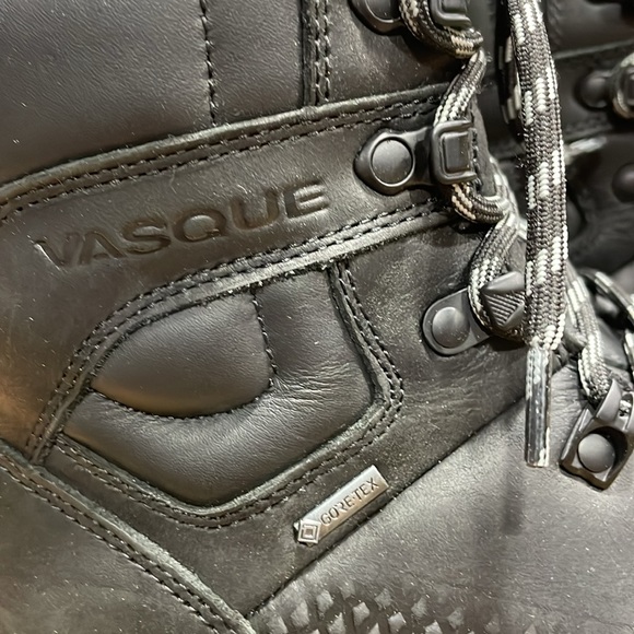 Brand new in box Vasque St. Elias Gore-Tex waterproof boot with Vibram sole. - Picture 3 of 7